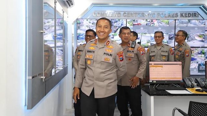 Kapolres AKBP Bramastyo Priaji usai meresmikan Command Center 110 Polres Kediri