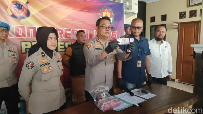 Kapolres Ciamis AKBP Hidayatullah menunjukkan uang mainan yang digunakan komplotan penipuan untuk menipu korban.