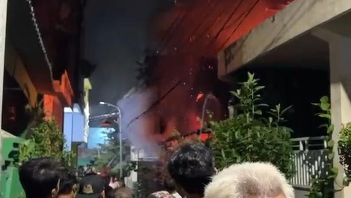 Kebakaran rumah di kawasan Banyu Urip Surabaya tewas 2 penghuni rumah
