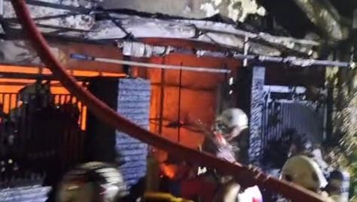 Kebakaran rumah di kawasan Banyu Urip Surabaya tewas 2 penghuni rumah