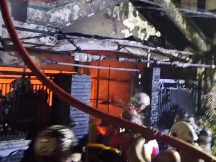 Kebakaran rumah di kawasan Banyu Urip Surabaya tewas 2 penghuni rumah