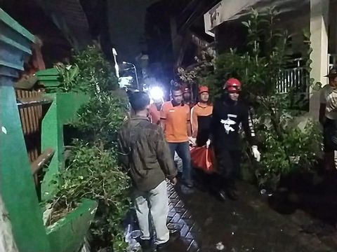 Kebakaran rumah di Banyu Urip Surabaya Kebakaran rumah di kawasan Banyu Urip Surabaya tewas 2 penghuni rumah