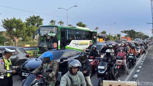 Tradisi Toron Jelang Idul Adha Pemudik Padati Jembatan Suramadu