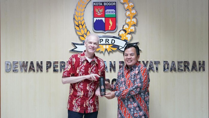 Ketua DPRD Kota Bogor, Dr. Adityawarman Adil, menerima audiensi dari Institut Pertanian Bogor (IPB) University bersama University of British Columbia (UBC) Kanada di Gedung DPRD Kota Bogor pada Senin 25 Mei 2026.
