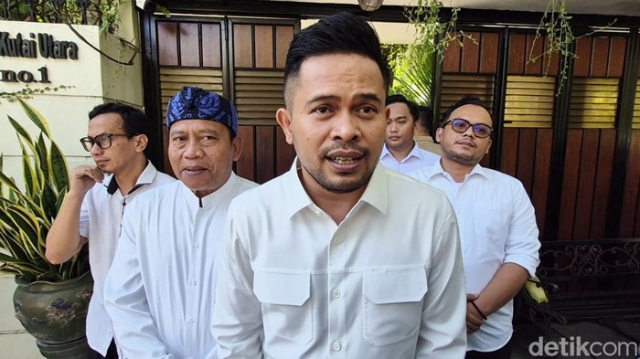 Ketua DPW PSI Jawa Barat, Abang Ijo Hapidin ditemui di Kediaman Jokowi, Sumber, Banjarsari, Selasa (26/5/2026)
