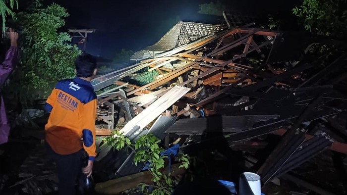 Kondisi rumah warga di Logede, Sumber, Rembang, usai disapu angin kencang, Senin (25/5/2026) malam.