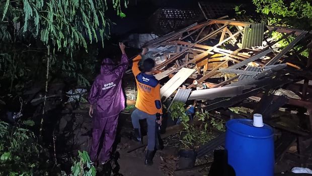 Kondisi rumah warga di Logede, Sumber, Rembang, usai disapu angin kencang, Senin (25/5/2026) malam. Kondisi rumah warga di Logede, Sumber, Rembang, usai disapu angin kencang, Senin (25/5/2026) malam.