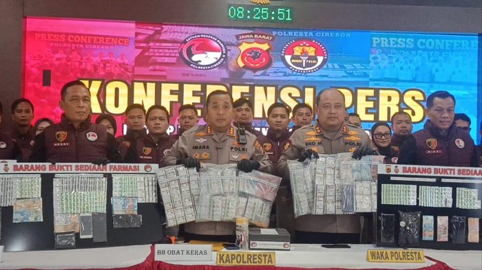 Konferensi pers pengungkapan kasus peredaran obat keras di Cirebon.