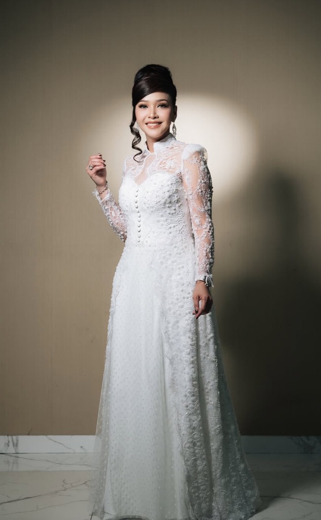 Penampilan Maia Estianty di pemotretan terbaru curi atensi. Maia tampil memakai gaun putih panjang dengan detail lace transparan yang membuat penampilannya sangat mirip pengantin modern. Potongan dress yang jatuh anggun memberi kesan mewah tanpa terlihat berlebihan. Foto: Instagram/@maiaestiantyreal