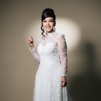 Penampilan Maia Estianty di pemotretan terbaru curi atensi. Maia tampil memakai gaun putih panjang dengan detail lace transparan yang membuat penampilannya sangat mirip pengantin modern. Potongan dress yang jatuh anggun memberi kesan mewah tanpa terlihat berlebihan. Foto: Instagram/@maiaestiantyreal
