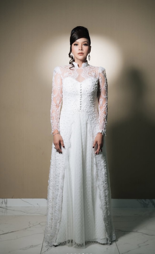 Diketahui gaun yang dikenakan Maia bersal dari desainer langganannya, Olive And Hers. Bagian lengan dan atas gaun dipenuhi aksen bordir serta lace halus yang memperkuat nuansa feminin. Detail ini membuat keseluruhan look terlihat eksklusif dan berkelas. Foto: Instagram/@maiaestiantyreal