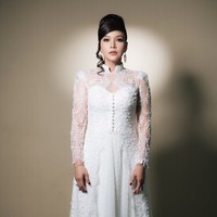 Diketahui gaun yang dikenakan Maia bersal dari desainer langganannya, Olive And Hers. Bagian lengan dan atas gaun dipenuhi aksen bordir serta lace halus yang memperkuat nuansa feminin. Detail ini membuat keseluruhan look terlihat eksklusif dan berkelas. Foto: Instagram/@maiaestiantyreal