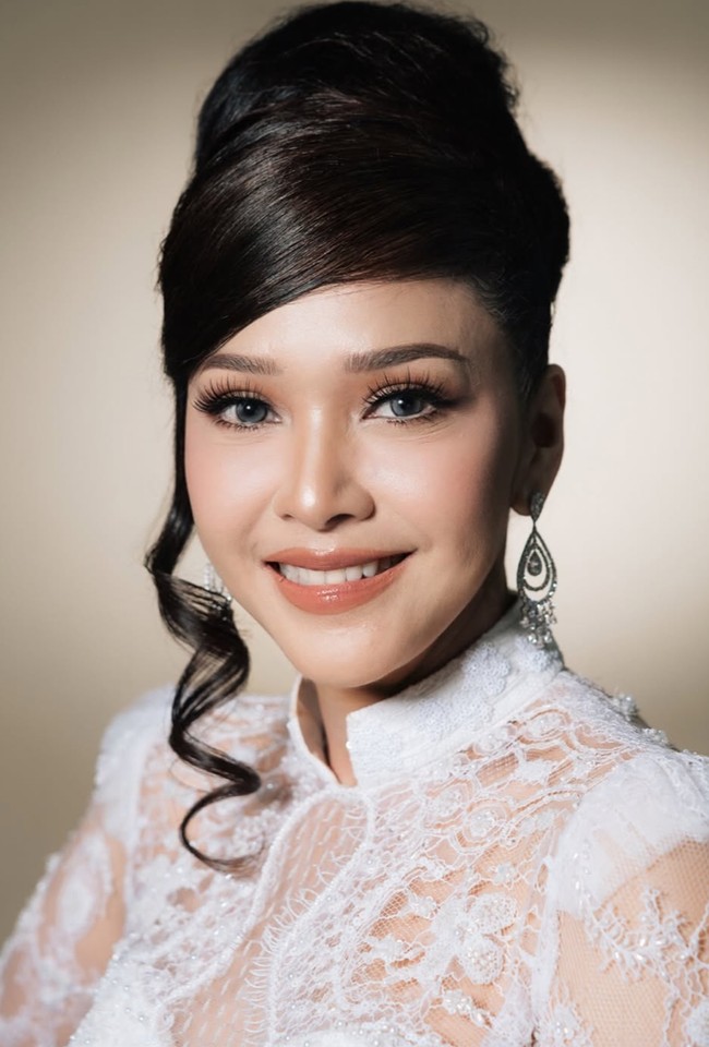 Riasan wajah Maia terlihat flawless dengan nuansa soft glam. Makeup natural dipadukan mata yang tajam dan bibir glossy membuat wajahnya tampak segar sekaligus elegan. Foto: Instagram/@maiaestiantyreal