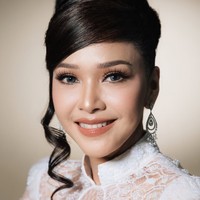 Riasan wajah Maia terlihat flawless dengan nuansa soft glam. Makeup natural dipadukan mata yang tajam dan bibir glossy membuat wajahnya tampak segar sekaligus elegan. Foto: Instagram/@maiaestiantyreal