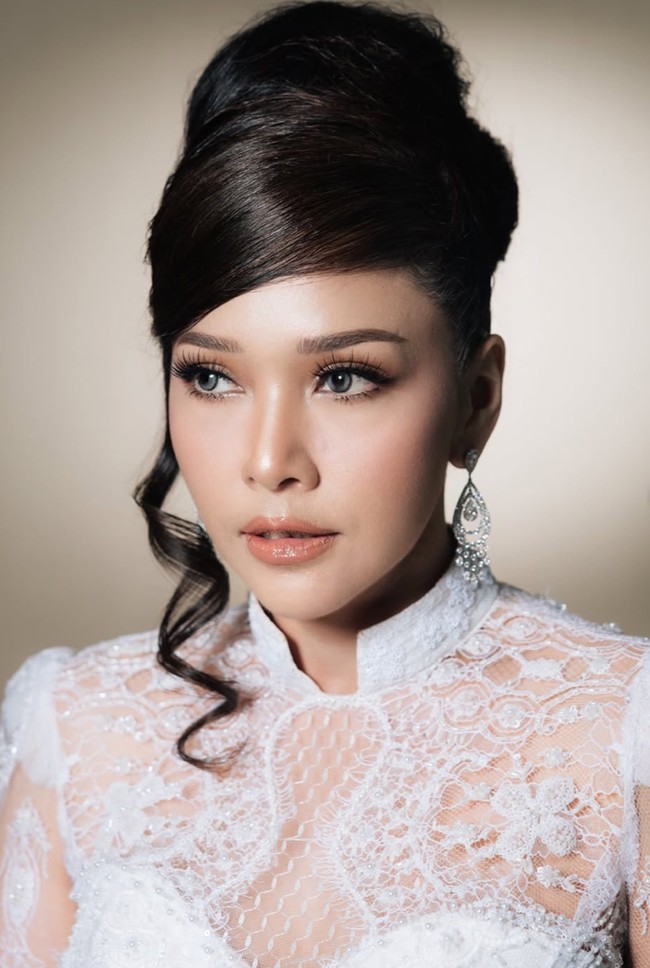 Tatanan rambut sanggul modern dengan poni menyamping membuat penampilannya terlihat semakin sophisticated. Detail rambut bergelombang di sisi wajah memberi sentuhan feminin yang cantik. Foto: Instagram/@maiaestiantyreal