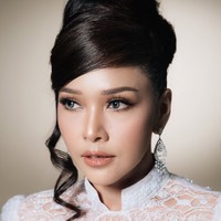 Tatanan rambut sanggul modern dengan poni menyamping membuat penampilannya terlihat semakin sophisticated. Detail rambut bergelombang di sisi wajah memberi sentuhan feminin yang cantik. Foto: Instagram/@maiaestiantyreal