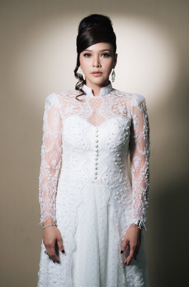 Penampilannya ini diketahui juga digunakan Maia saat menjadi juri di ajang pencarian bakat Indonesian Idol. Gayanya pun banjir pujian. MAHALL KELASS MENYALA BUNDAA, tulis salah satu komentar. Cuantik banget, kirain aku.. ternyata Bunda Maia, komentar lain. Foto: Instagram/@maiaestiantyreal