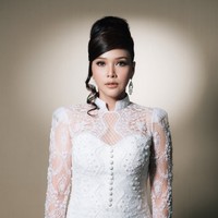 Penampilannya ini diketahui juga digunakan Maia saat menjadi juri di ajang pencarian bakat Indonesian Idol. Gayanya pun banjir pujian. MAHALL KELASS MENYALA BUNDAA, tulis salah satu komentar. Cuantik banget, kirain aku.. ternyata Bunda Maia, komentar lain. Foto: Instagram/@maiaestiantyreal