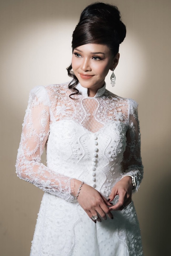 Penampilan Maia makin mewah dengan rangkaian perhiasan silver bertabur berlian. Mulai dari anting yang menggantung di kedua telinga, gelang, hingga cincin bertahtakan berlian berukuran cukup besar. Foto: Instagram/@maiaestiantyreal