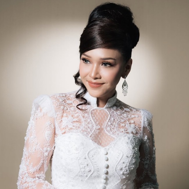 7 Potret Maia Estianty Tampil Bak Pengantin Bergaun Putih, Cantik Mempesona!