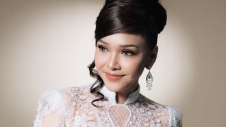 7 Potret Maia Estianty Tampil Bak Pengantin Bergaun Putih, Cantik Mempesona!