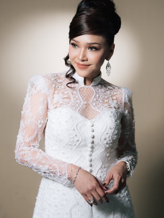 7 Potret Maia Estianty Tampil Bak Pengantin Bergaun Putih, Cantik Mempesona!