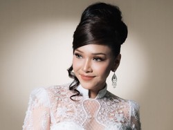 7 Potret Maia Estianty Tampil Bak Pengantin Bergaun Putih, Cantik Mempesona!