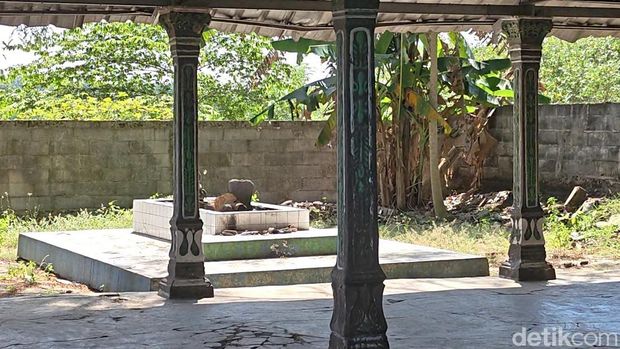 Makam Putri Cempo di tengah gunungan sampah, Selasa (26/5/2026) Makam Putri Cempo di tengah gunungan sampah, Selasa (26/5/2026)