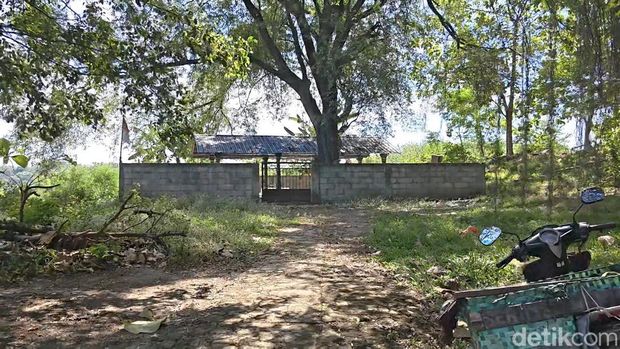 Makam Putri Cempo di tengah gunungan sampah, Selasa (26/5/2026) Makam Putri Cempo di tengah gunungan sampah, Selasa (26/5/2026)