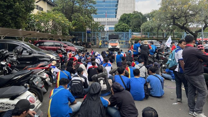 Massa buruh Indomaret lanjut demo di depan Gedung Kemnaker (Adhfar/detikcom)