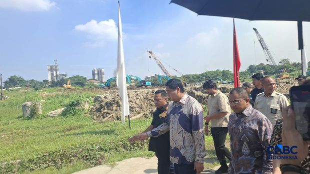 Menteri Perumahan dan Kawasan Permukiman (PKP) Maruarar Sirait kembali melakukan kunjungan proyek pembangunan rumah susun (rusun) di kawasan Meikarta, Kabupaten Bekasi Jawa Barat. (CNBC Indonesia/Chandra Dwi Pranata)