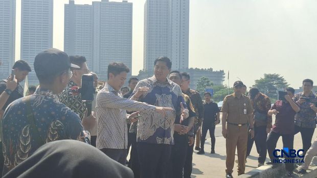 Menteri Perumahan dan Kawasan Permukiman (PKP) Maruarar Sirait kembali melakukan kunjungan proyek pembangunan rumah susun (rusun) di kawasan Meikarta, Kabupaten Bekasi Jawa Barat. (CNBC Indonesia/Chandra Dwi Pranata)