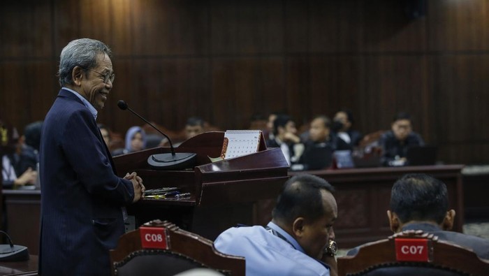 Ahli Muhamad Arifin menyampaikan paparan saat sidang pengujian materiil Undang-Undang Nomor 3 Tahun 2025 tentang Perubahan atas Undang-Undang Nomor 34 Tahun 2004 tentang Tentara Nasional Indonesia (TNI) di Mahkamah Konstitusi, Jakarta, Selasa (26/5/2026). Sidang tersebut beragendakan mendengarkan keterangan tiga ahli yang dihadirkan Mahkamah. ANTARA FOTO/Asprilla Dwi Adha