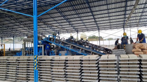 Narapidana di Lembaga Pemasyarakatan Kelas 1 Tangerang diberdayakan untuk membuat bahan bangunan seperti bataton hingga paving blok dari limbah batu bara (Taufiq/detikcom)