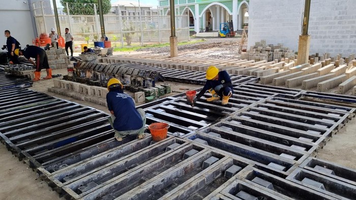 Narapidana di Lembaga Pemasyarakatan Kelas 1 Tangerang diberdayakan untuk membuat bahan bangunan seperti bataton hingga paving blok dari limbah batu bara (Taufiq/detikcom)