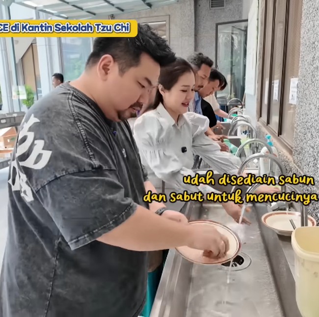Seru! Nex Carlos Makan di Kantin Sekolah Tzu Chi, Cuci Piring Sendiri!