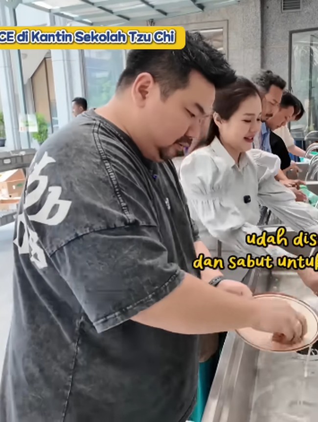 Seru! Nex Carlos Makan di Kantin Sekolah Tzu Chi, Cuci Piring Sendiri!