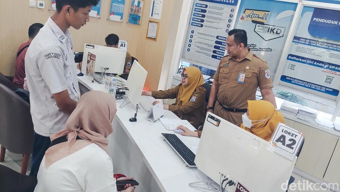 Orangtua siswa datangi gerai Disdukcapil Cimahi aktivasi IKD syarat PPDB