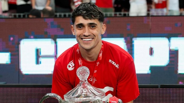 Momen memalukan terjadi saat perayaan juara Piala Rusia yang dimenangkan Spartak Moskow. Salah satu pemain Pablo Solari tak sengaja memecahkan trofi juara. Duh!