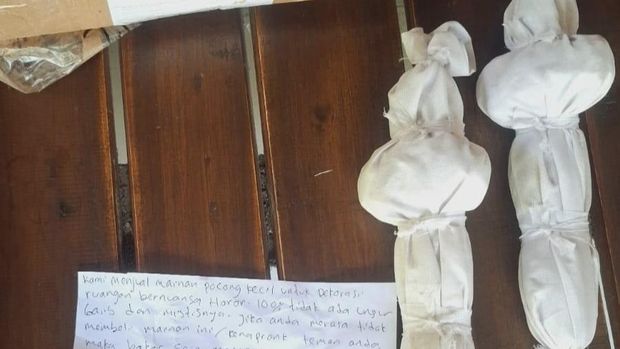 Paket berisi mainan pocong yang dikirim ke rumah warga Lendah, Kulon Progo, Senin (25/5/2026).