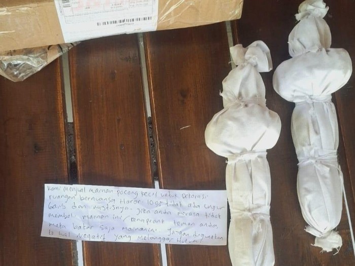 Paket berisi mainan pocong yang dikirim ke rumah warga Lendah, Kulon Progo, Senin (25/5/2026).