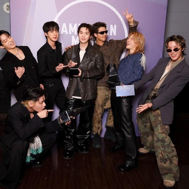 Gantengnya BTS Raih Piala Artist of the Year di American Music Awards 2026