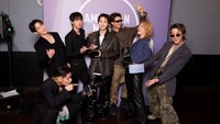 Gantengnya BTS Raih Piala Artist of the Year di American Music Awards 2026