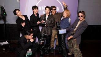 Gantengnya BTS Raih Piala Artist of the Year di American Music Awards 2026