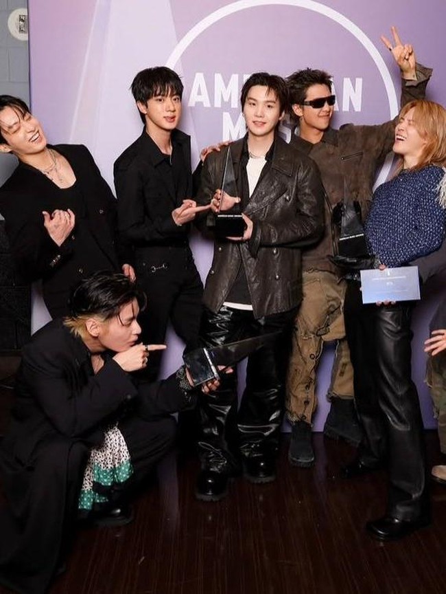 Gantengnya BTS Raih Piala Artist of the Year di American Music Awards 2026