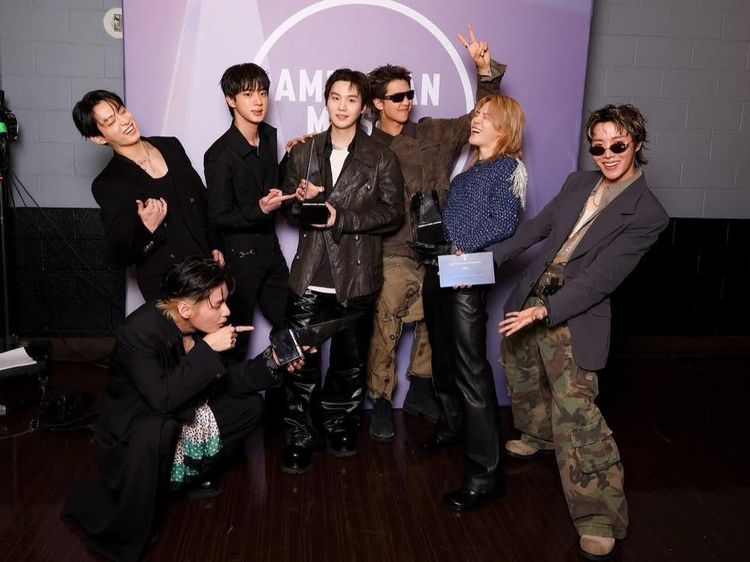 Gantengnya BTS Raih Piala Artist of the Year di American Music Awards 2026