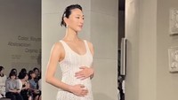 Model Korea Pamer Baby Bump di Runway Chanel, Agensi Konfirmasi Kehamilannya