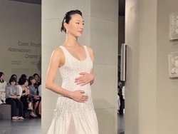 Model Korea Pamer Baby Bump di Runway Chanel, Agensi Konfirmasi Kehamilannya