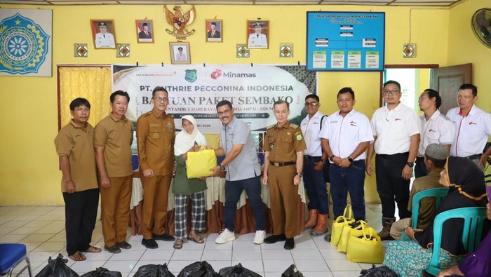 Penyaluran bantuan sembako simbolis kepada warga Muba.