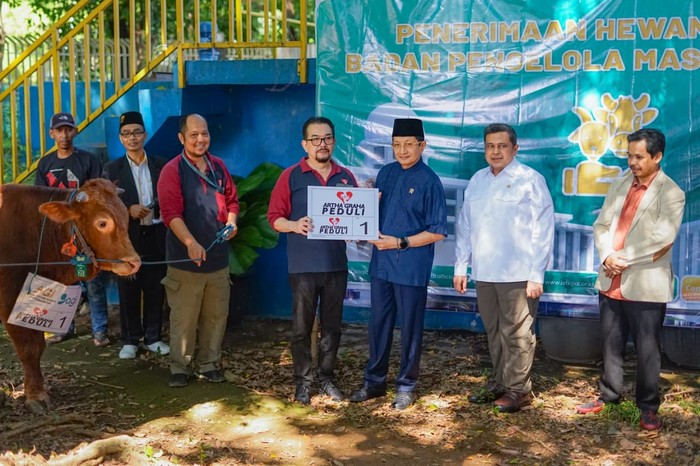 Penyerahan hewan kurban dari Artha Graha